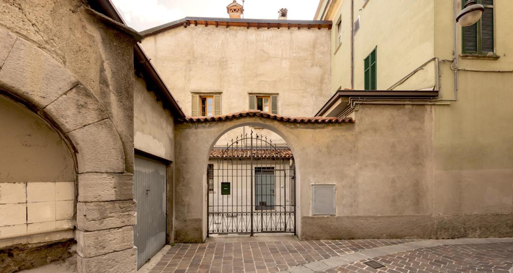 Charming Joivy Flat Next To Duomo Di Como Buitenkant foto